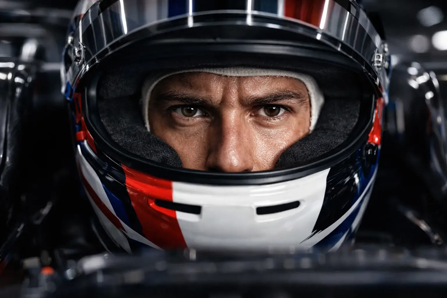 Konzentrierter Formel 1 Fahrer im Cockpit vor dem Rennstart
